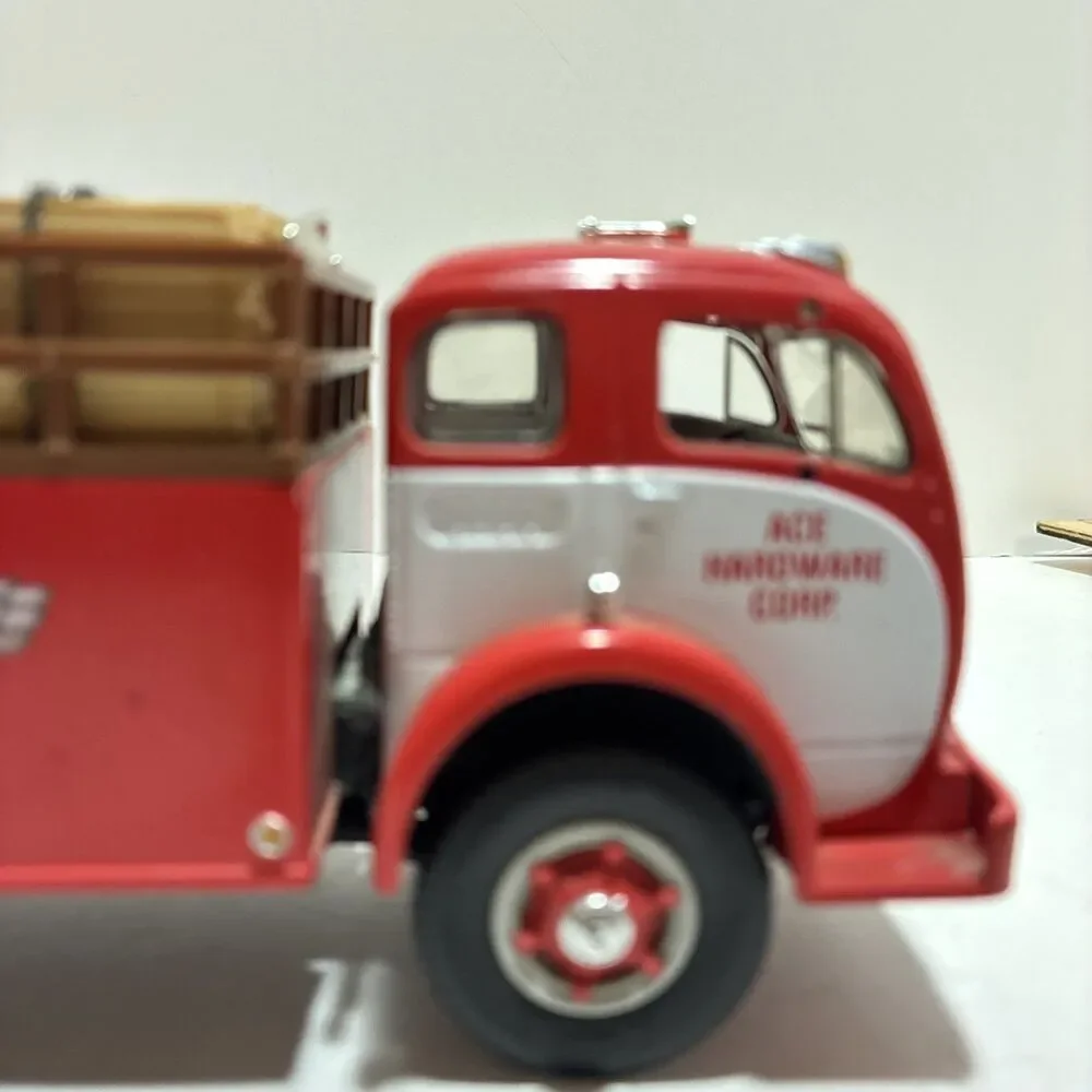 VTG 1ST Gear Ace Hardware 1953 White 3000 Stake Body with lumber 1:34 scale 1996
